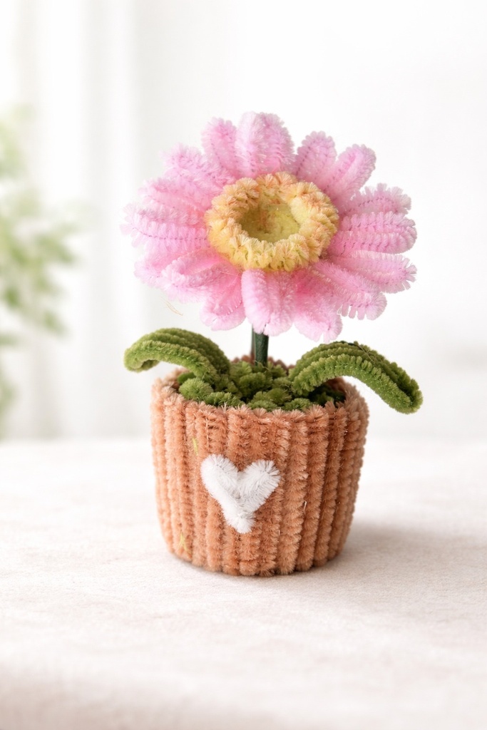 Pink daisy flower pot